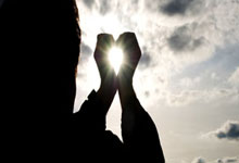 黑白体育-拳击赛场再起风云：吴越赤兔队惊险晋级燕山火箭队，赛场气氛火爆韧性与执行并存(拳击比赛新闻稿)