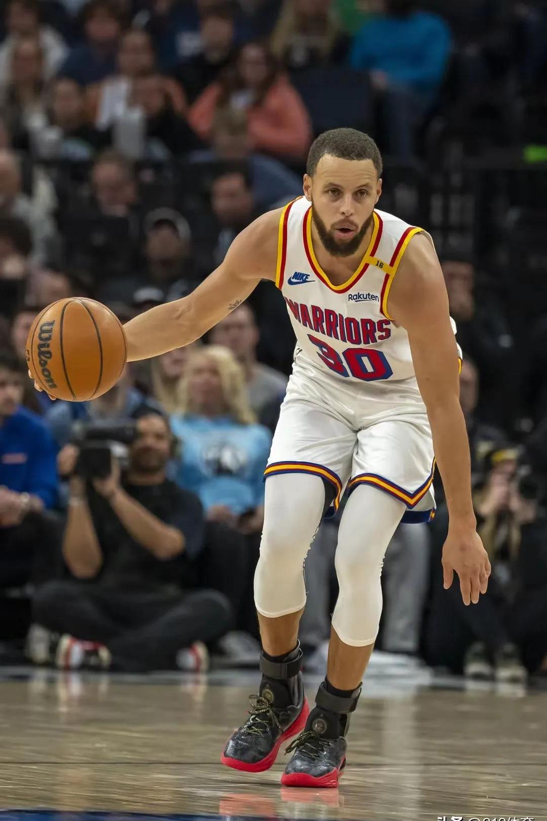 关于库里重返赛场，夺冠首场状态出色，湖人观众沸腾！观众掌声雷动的信息