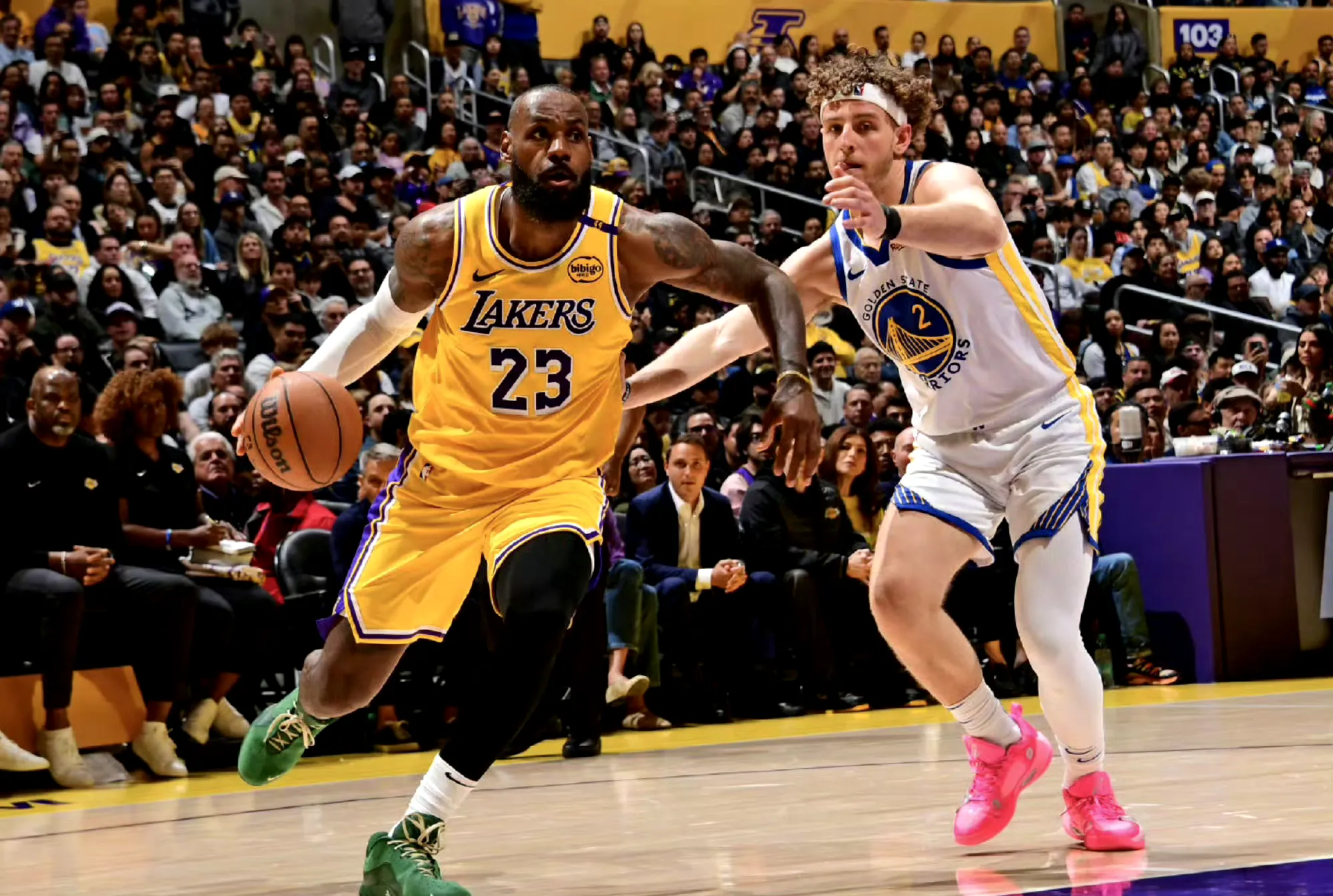 关于库里重返赛场，夺冠首场状态出色，湖人观众沸腾！观众掌声雷动的信息