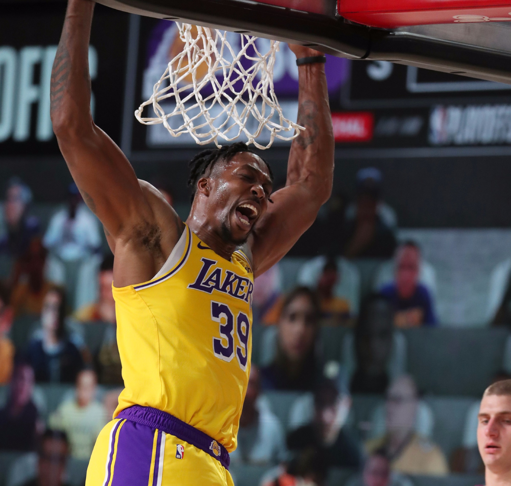 莱万多夫斯基遭遇二十持续失利，湖人教练压力巨大！赛场气氛高涨的简单介绍