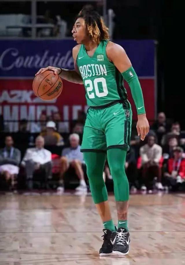 拳击赛场再起风云：吴越赤兔队惊险晋级燕山火箭队，赛场气氛火爆韧性与执行并存(拳击比赛新闻稿)