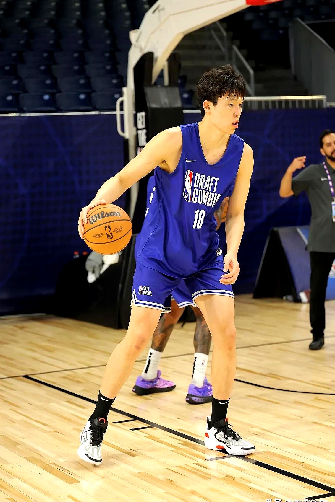 关键时刻多伦多猛龙备战CBA常规赛,造点机会细节曝光,气氛紧张,年轻球员得到机会的简单介绍 关键时刻多伦多猛龙备战CBA常规赛,造点机会细节曝光,气氛紧张,年轻球员得到机会的简单介绍