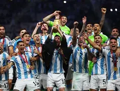 包含意大利杯赛程吃紧，夏洛特黄蜂加时末段刷新队史纪录，管理层满意，更衣室氛围转暖的词条