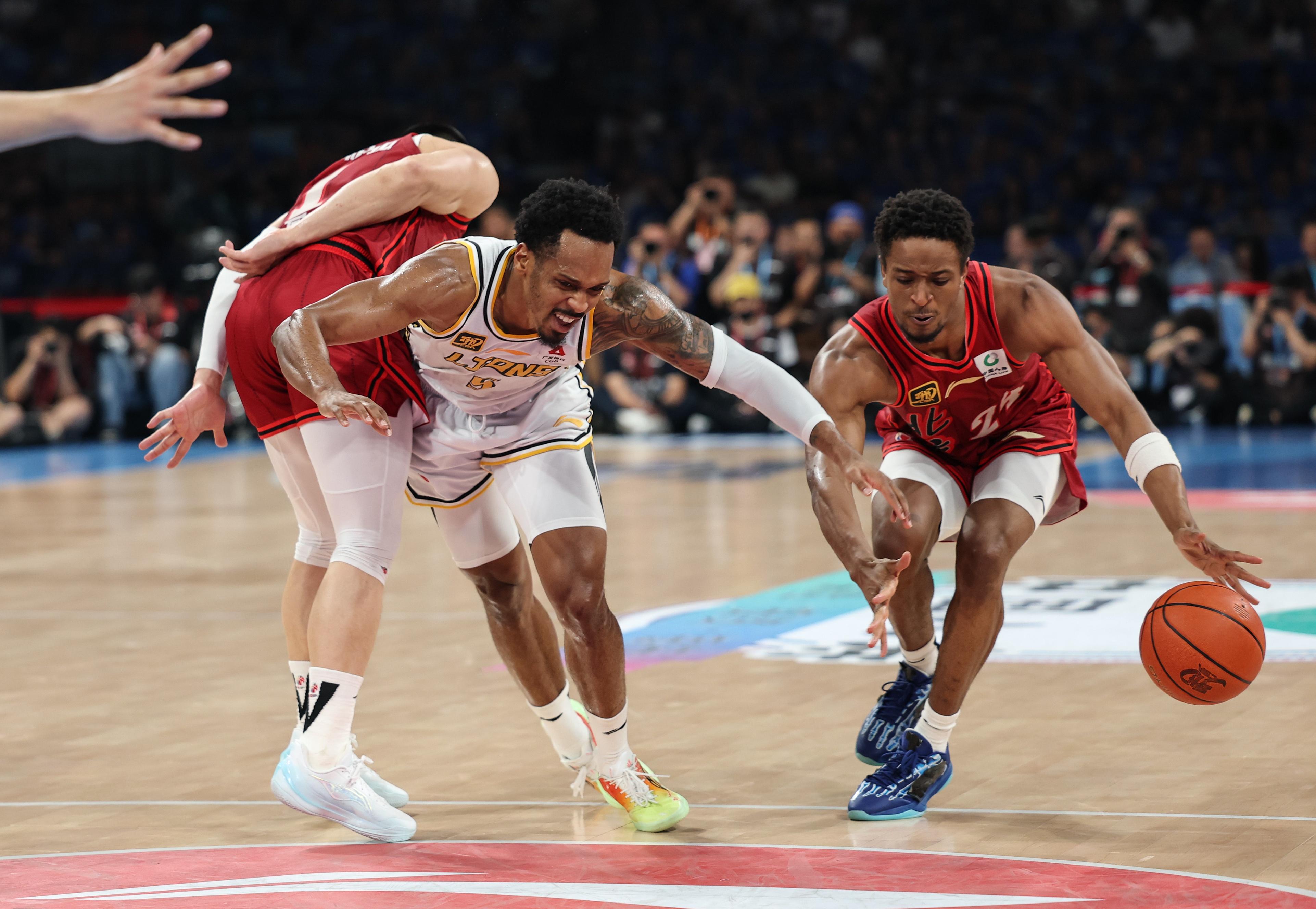 包含NBA常规赛关键时刻再迎强敌；广州队扳平良机；主帅态度：悬念犹存；轮换策略成焦点的词条