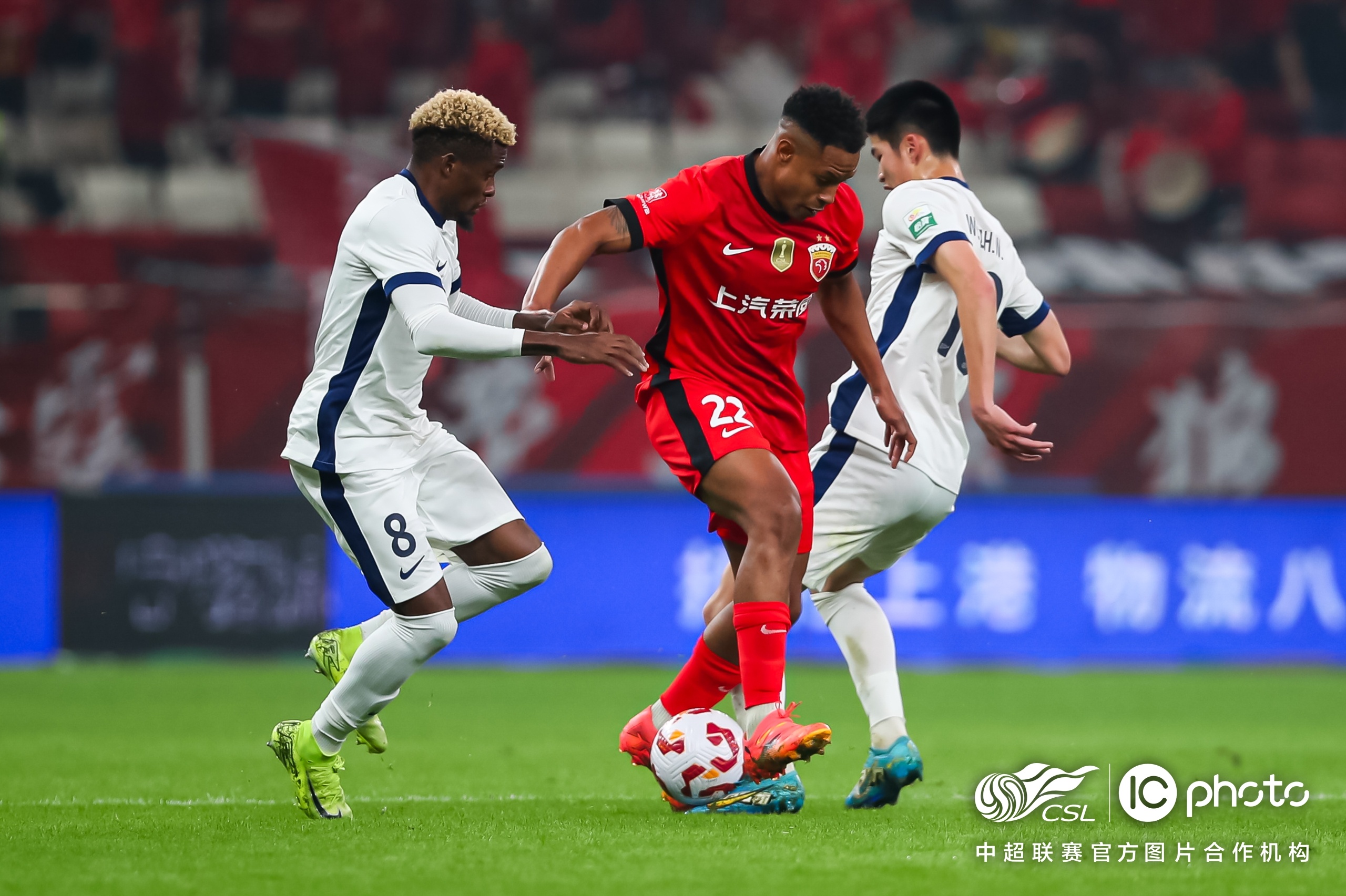 包含赛地聚焦：中超冲刺阶段热度飙升；拜仁慕尼黑再遭质疑；气氛紧张；球队文化再被提及的词条