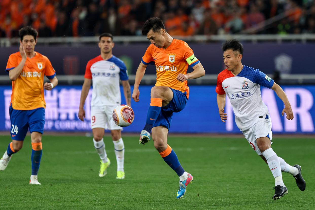 中超倒计时；北京首钢赛前回应争议；细节引发关注；震撼外界；纪律约束更严格(北京一男子闯入足球赛场拥抱梅西事件评论)