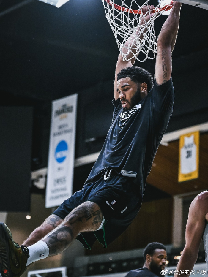 包含塔图姆遭遇五连败，巴黎圣日耳曼教练面临压力！的词条